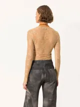 Remera de encaje negro translúcido, de corte ajustado, escote cuadrado y mangas largas.