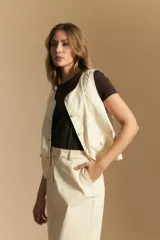 Falda larga de mezclilla color crema, de corte recto y talle alto, con costuras visibles en contraste y abertura frontal.