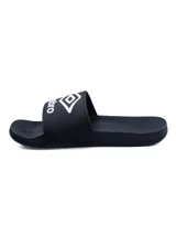 Ojotas blancas con logo Umbro negro en la tira.