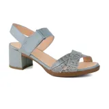 Sandalias de cuero sintético color negro, con tiras cruzadas con textura de cocodrilo, pulsera con hebilla y taco cuadrado.