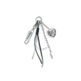 Llavero con dije de corazón plateado con relieves, cadenas de eslabones plateadas, cintas negras y blancas, y perlas plateadas. Incluye gancho para colgar en carteras o mochilas.