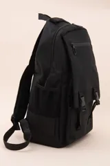 Mochila negra con bolsillo frontal con cierre de hebilla, bolsillo superior con cierre y bolsillos laterales de red.