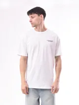 Remera blanca de algodón con estampado pequeño en el pecho con la frase "A Thousand Futures".