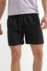 Short de baño de secado rápido color verde grisáceo, con cintura elástica y cordón ajustable.