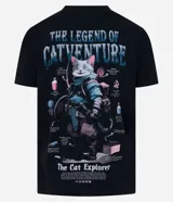Remera negra de algodón con estampado en la espalda de un gato explorador y el texto "The Legend of Catventure".