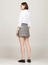 Minifalda gris con estampado de cuadros en tonos beige y negro, de corte evasé y largo a medio muslo.