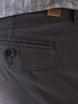 Bermuda gris de lino y algodón, corte recto y largo hasta la rodilla.