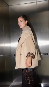 Chaquetón beige de corte oversized con forro animal print y bolsillos laterales.