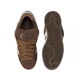 Zapatillas Adidas Campus 00s color marrón con las tres tiras laterales blancas y suela color crema.