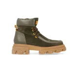 Botas de caña media color marrón de cuero gamuzado, con suela track y cordones rojos.