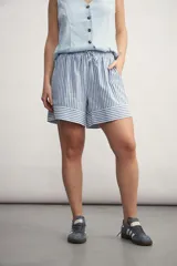 Short a rayas verticales azules y blancas, con cintura elástica.