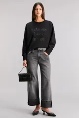 Buzo negro oversize de tejido premium con algodón, cuello, cintura y puños en ribb y estampa con diseño exclusivo en el delantero.