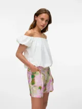 Short sastrero tiro medio con pinzas, confeccionado en tejido plano con mezcla de viscosa y nailon. Diseño con bolsillos delanteros y cierre de gancho y cremallera.