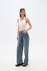 Pantalón de jean azul de corte recto y tiro medio.