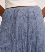 Pollera evasê new midi, confeccionada en encaje, con forro. Diseño con forma de cono, estrecha en la cintura y ligeramente abierta en el largo. El elastano aporta comodidad y capacidad de uso a una gran variedad de prendas, además de ser una fibra resistente.