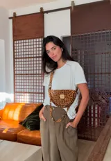 Bandolera de cuero con estampado animal print de leopardo, forma de media luna y correa ajustable.