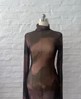 Minivestido marrón de microtul elastizado con cuello alto y mangas largas acampanadas.