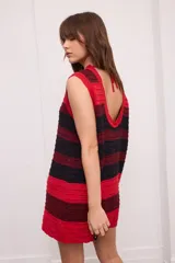 Vestido corto tejido a rayas horizontales rojas y negras, con escote redondo y breteles finos.