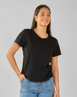 Remera negra de algodón con cuello redondo y mangas cortas.