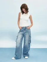Pantalón de jean celeste, corte wide leg, con bolsillos cargo laterales y cintura alta.