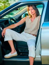 Musculosa de lino color beige, con escote en V y detalles de costura en el frente.