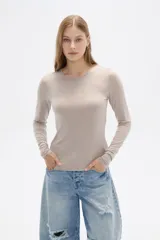 Remera color gris de lyocell, de manga larga, corte ajustado y cuello redondo.