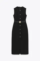 Vestido midi negro sin mangas, con cuello redondo, cinturón con hebilla metálica y cierre frontal con botones.