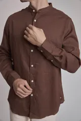 Camisa marrón de lino con cuello mao y mangas largas.