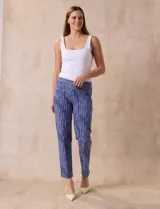 Pantalón recto de gabardina elastizada con estampado floral multicolor. Pretina ancha elastizada. Marca Zac & Rachel.