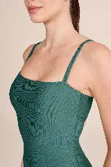 Jumpsuit corto de lycra verde esmeralda, con breteles finos y espalda descubierta.