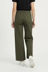 Pantalón de jean negro, tiro alto, de corte ancho y pierna recta.