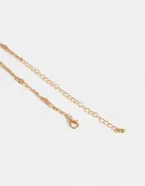 Collar corto dorado de doble cadena, una con bolitas y otra con dije redondo con diseño místico.