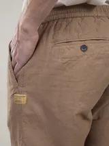 Pantalón jogger color gris claro confeccionado en mezcla de lino y algodón. Diseño liviano, fresco y cómodo, con calce comfort y cintura elástica con cordón ajustable.