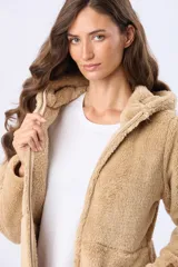 Campera de sherpa suave color beige, con capucha, cierre frontal con detalles en cuero y bolsillos laterales.