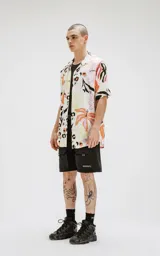 Camisa de manga corta con estampado abstracto multicolor, calce oversize y canesú en la espalda.
