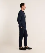 Saco de traje azul marino, confeccionado en viscolino, con cuello en V, cierre por botones, bolsillos y medio forro.