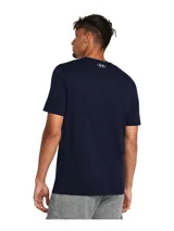 Remera blanca de hombre, marca Under Armour, modelo Sportstyle Logo. Tiene mangas cortas y cuello redondo. El logo de la marca está estampado en el pecho en color negro.