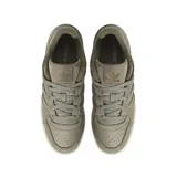 Championes Adidas Forum Low CL color gris topo con detalles en verde oliva y suela color crema.