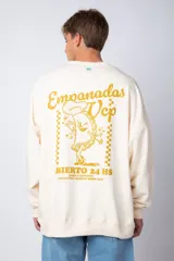 Buzo negro de corte oversize con cuello redondo y mangas largas. Presenta un pequeño logo estampado en el pecho y un diseño de empanadas y textos en la manga.