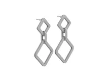 Par de caravanas colgantes de acero, color plateado mate, compuestas por dos formas de rombo hueco unidas por un eslabón central.