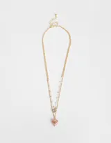 Collar corto dorado de doble cadena, con cuentas de colores pastel y dije de piedra natural en forma de corazón.