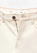 Pantalón de jean color crudo, de corte mom fit, tiro alto, cinco bolsillos y cierre con cremallera y botón.