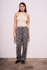 Pantalón recto de viscosa con estampado de hojas en blanco y negro, tiro medio y cintura elastizada.