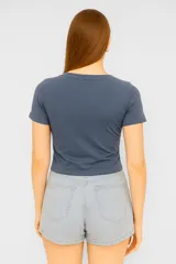 Top cropped negro de algodón, ajustado al cuerpo y con cuello redondo.