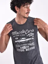 Musculosa lila con estampado de tres imágenes en blanco y negro.