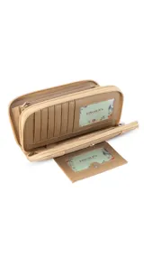 Billetera larga color plateado metalizado, con cierre perimetral y placa con el logo "Lincoln's" al frente. Presenta múltiples compartimentos y tarjeteros.