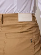 Short color beige de sarga, corte clásico, con bolsillos delanteros y traseros.