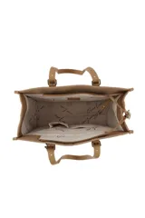 Cartera tipo tote color beige con doble asa de hombro, logo circular de la marca en el centro y llavero colgante con forma de labios.