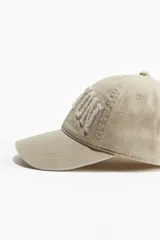 Gorra de sarga color beige con bordado en relieve de la palabra "Boston" y "Massachusetts".