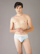 Pack de tres slips Calvin Klein de algodón stretch en color azul, celeste y beige, con cintura elástica con logo de la marca.